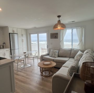 Comfortable living room area at Driftwood Motel in Point Pleasant Beach, NJ